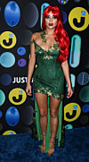 Shay Mitchell som Poison Ivy.