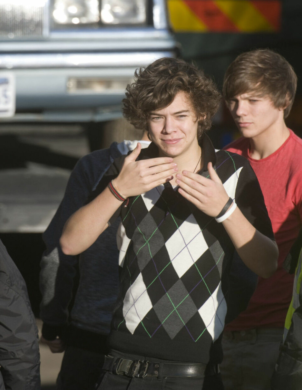 2010: 16-åriga Harry Styles slogs samman med fyra andra killar under brittiska sångtävlingen X-factor. Tillsammans bildade de bandet One Direction.