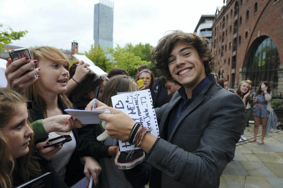 2011: Harry Styles med fans vid 'Key 103 Radio Station Studios'. Kolla hur förälskad tjejen till vänster ser ut att vara.