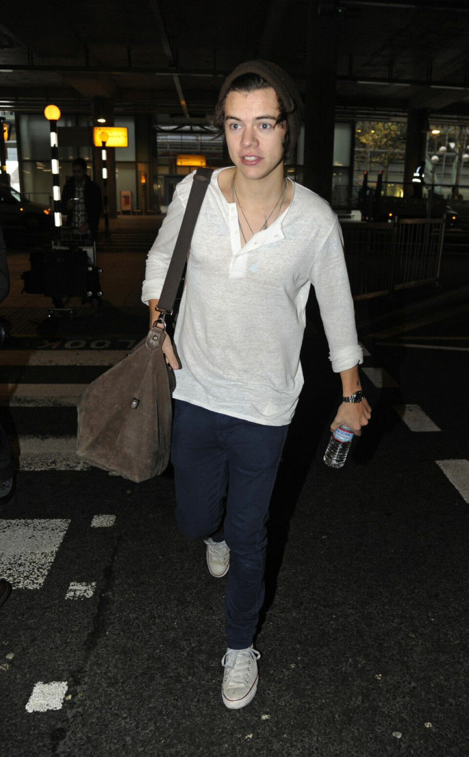 2013: Harry Styles landar på Heathrow flygplats efter en spelning i Los Angeles. Hur snygg är inte hans avslappnade outfit?
