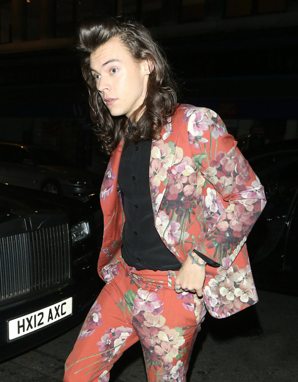 2015: Det är få som kan rocka en rödblommig kostym som Harry.