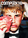 H&auml;r &auml;r Justin Biebers omslag f&ouml;r tidninge Complex. Bl&aring;m&auml;rken som kyls ned med en k&ouml;ttbit. Vi vet inte riktigt hur de t&auml;nkte h&auml;r.