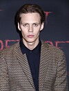 Bill Skarsg&aring;rdYtterligare en sk&aring;dis f&aring;r &auml;ran att spela mot Bella Thorne under 2018. N&auml;mligen v&aring;rt svenska stj&auml;rnskott Bill Skarsg&aring;rd. Bill &auml;r son till den v&auml;rldsber&ouml;mda sk&aring;disen Stellan Skarsg&aring;rd och brorsa till hunken Alexander Skarsg&aring;rd. Allt tyder p&aring; att Bill h&aring;ller p&aring; att bli ett riktigt tungt namn i Hollywood.