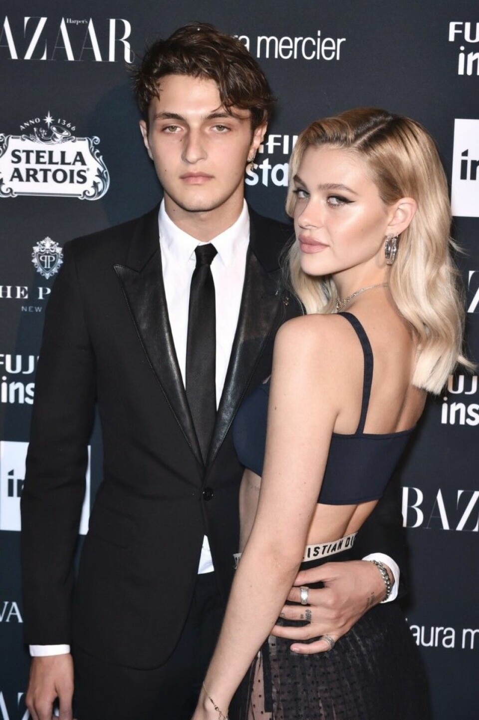Anwar Hadid och Nicola PeltzAnwar Hadid som är brorsa till modellerna Bella och Gigi Hadid är upp över öronen förälskad. Han dejtar skådespelerskan Nicola Peltz och paret träffades i januari i år.
