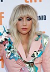 Lady GagaStefani Germanotta, eller Lady Gaga som vi &auml;r vana vid att kalla henne, v&auml;xte upp i de finaste kvarteren p&aring; Manhattan i New York. Hennes rika f&ouml;r&auml;ldrar satte henne i en fin privatskola men Stefani ville hellre satsa p&aring; musikkarri&auml;ren och slutade sin skolg&aring;ng tidigare &auml;n sina klasskompisar. Vilket uppenbarligen gick v&auml;gen.