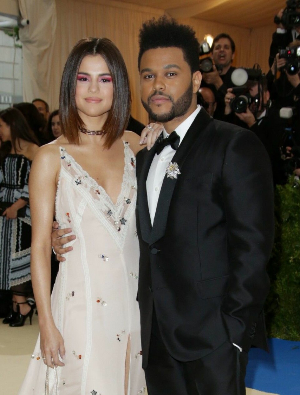 Selena Gomez och The WeekndMånga såg med chockerade blickar på den första bild som publicerades där paret kysser varandra utanför en restaurang i LA i januari. The Weeknd hade nyligen blivit singel efter Bella Hadid och många höjde på ögonbrynen. Sedan dess har Selena och The Weeknd tagit kärleken på fullaste allvar, fram tills i oktober då paret gjorde slut.