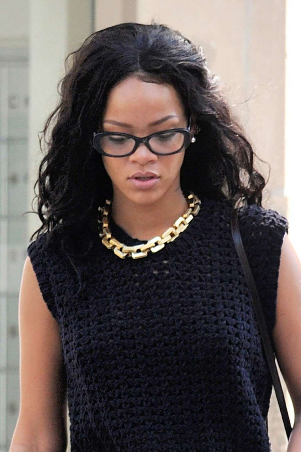 Även Rihanna klär upp en svart outfit med matchande bågar. Även Rihanna klär upp en svart outfit med matchande bågar.