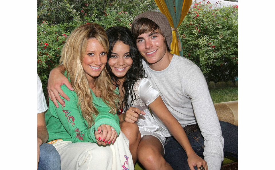 2008: Zac firar Ashley Tisdales 23-årsdag tillsammans med sin dåvarande flickvän Vanessa Hudgens.