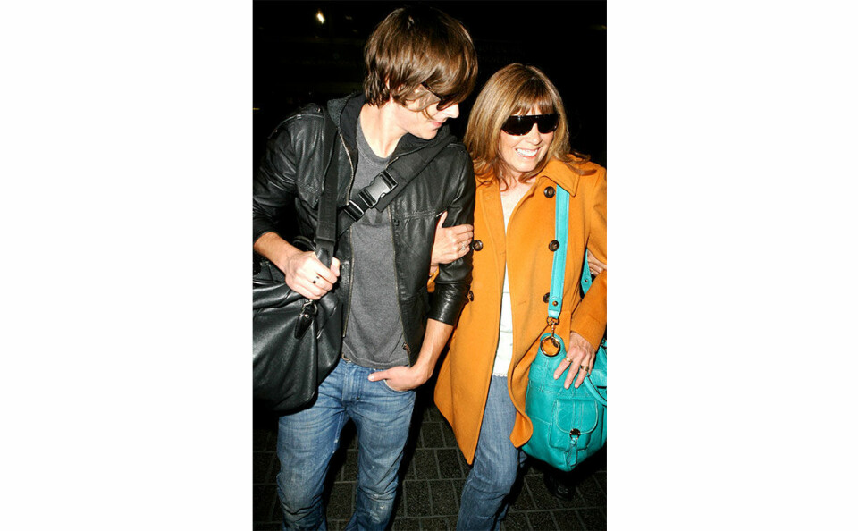 2009: Zac reser tillsammans med sin mamma för att promota sin nya film 17 Again.