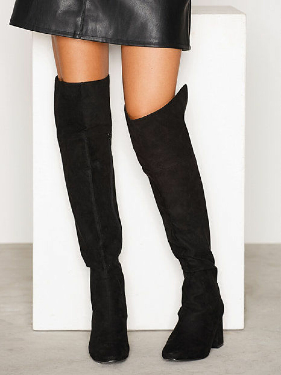 Svarta over knee-stövlar med slits från Nelly, 599 kr