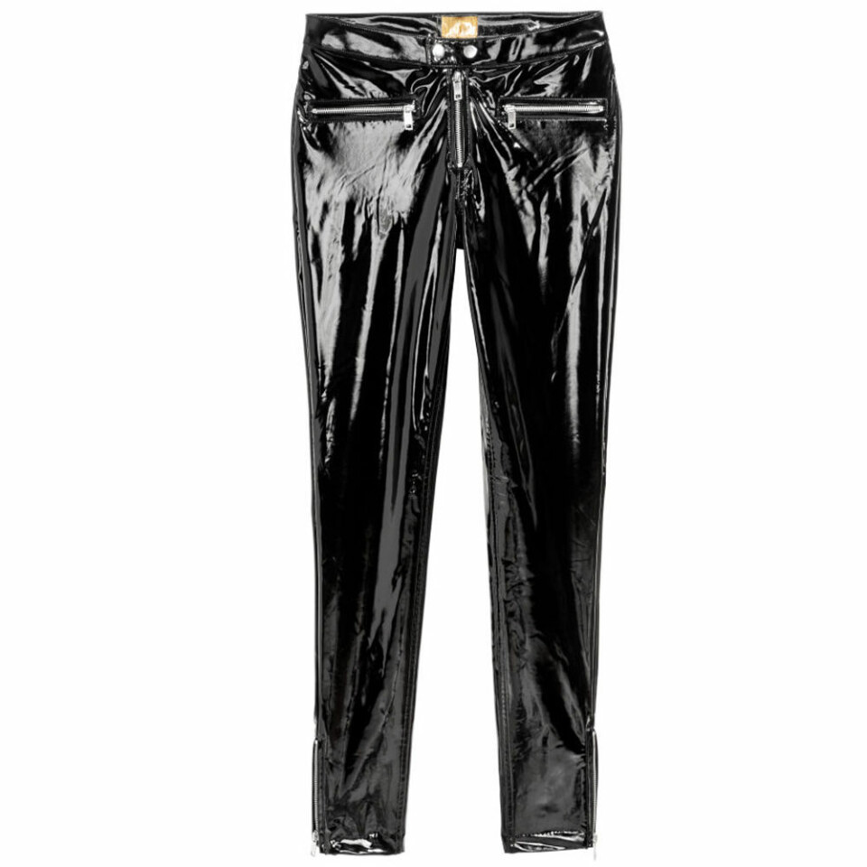Lackbyxor i glansigt material med dragkedjor vid framfickorna från H&M. Här kan du läsa mer och hitta dem. Lackbyxor i glansigt material med dragkedjor vid framfickorna från H&M. Här kan du läsa mer och hitta dem.