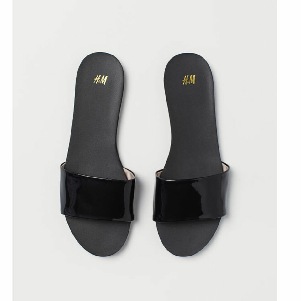 Svarta lack slip-in sandaler från H&M. Här kan du läsa mer och hitta dem. Svarta lack slip-in sandaler från H&M. Här kan du läsa mer och hitta dem.