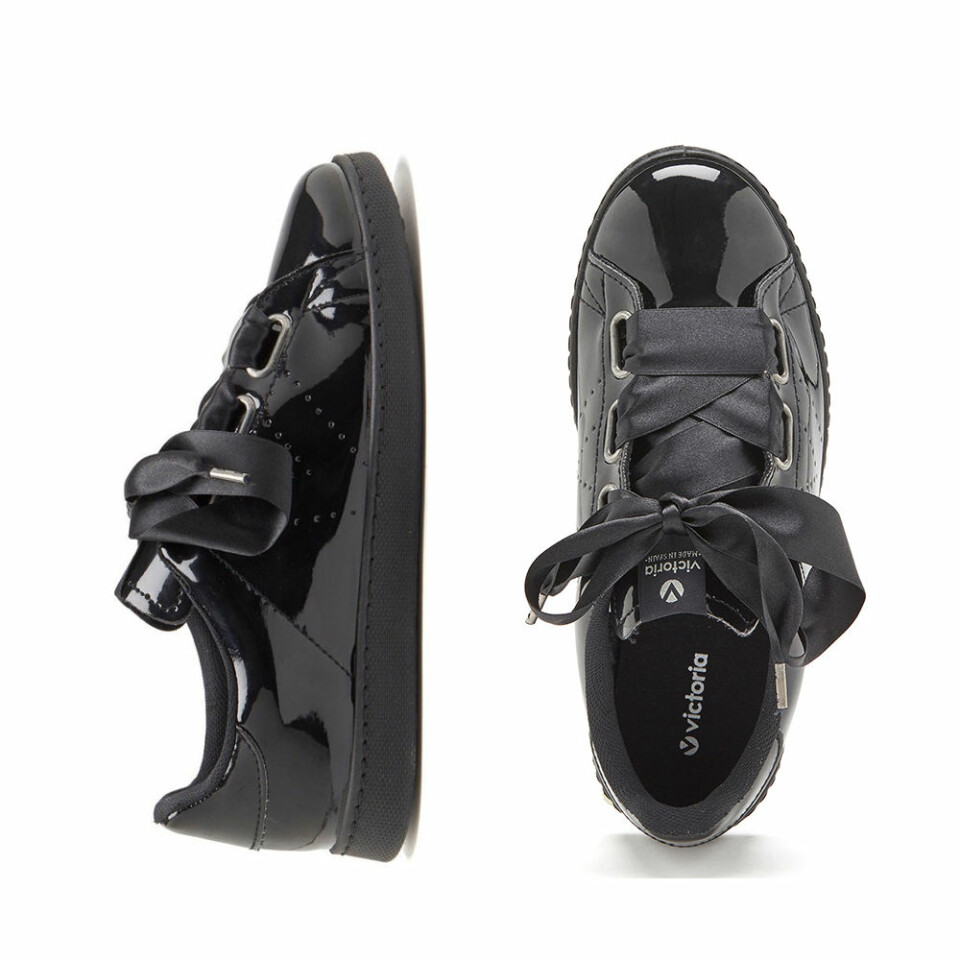 Svarta lack sneakers med sidenband från Bubbleroom. Här kan du läsa mer och hitta den. Svarta lack sneakers med sidenband från Bubbleroom. Här kan du läsa mer och hitta den.