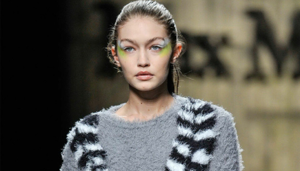 Gigi Hadid överfallen av ett fan – armbågade sig loss