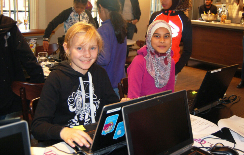 Fausta Raibuzite och Yousra Baraghen älskar programmering. Fausta Raibuzite och Yousra Baraghen älskar programmering.