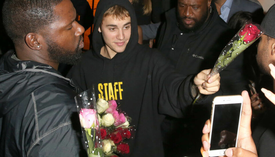 Här delar Justin Bieber ut rosor till fansen