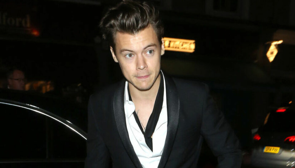 Harry Styles höll hand med ny tjej – men det är inte som de ser ut