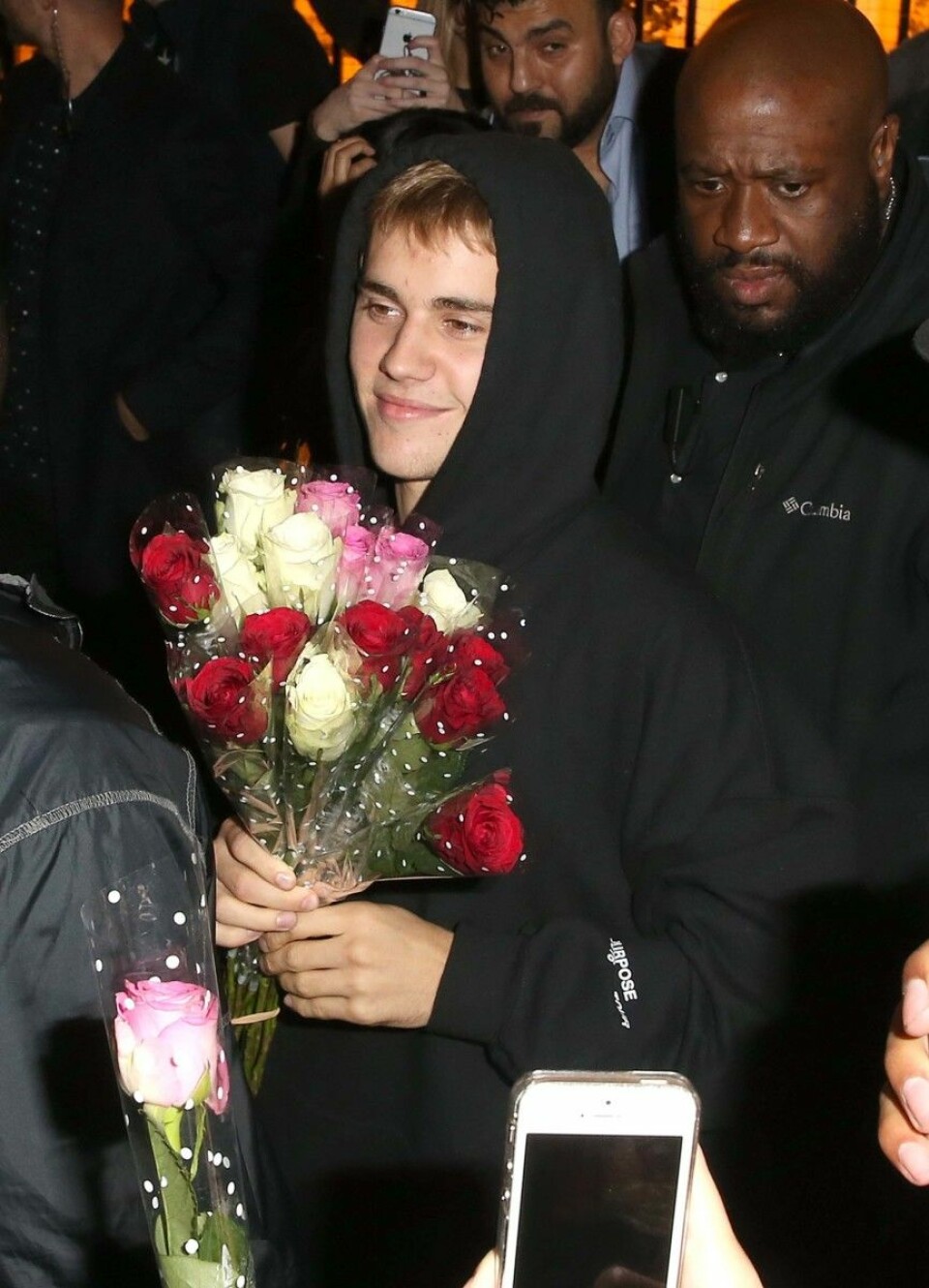 Här delar Justin Bieber ut rosor till fansen