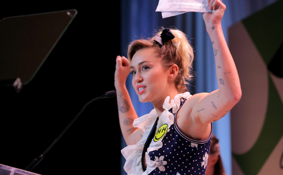 Miley höll ett tal om att du inte är ensam om känslan att inte passa in. Miley höll ett tal om att du inte är ensam om känslan att inte passa in.