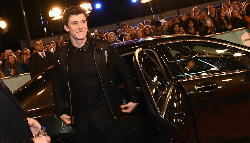 Här springer Shawn Mendes fram till fansen på MTV EMA red carpet