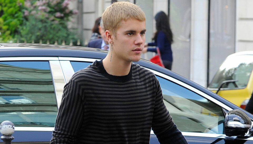 Här slår Justin Bieber en kille i ansiktet