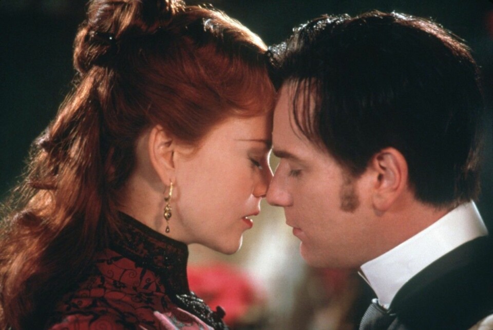 Moulin Rouge (2001)En poet faller för en kvinna som dansar och uppträder på Moulin Rouge. Han kämpar för att de ska kunna vara tillsammans men det döljer sig mer i bakgrunden än han vet.