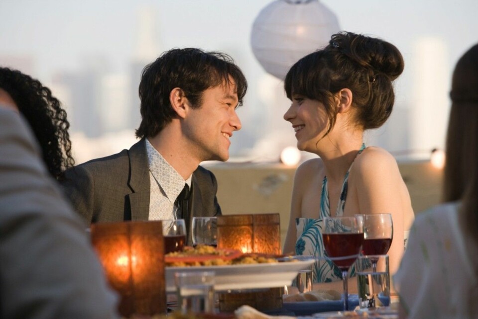 500 days of summer (2009)En ung kvinna som heter Summer tror inte på äkta kärlek. Tom blir förälskad i henne och ska visa henne att äkta kärlek finns.