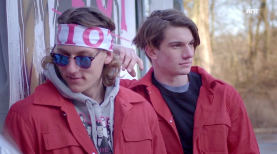 William och Penetrators-gänget bjuder in tjejerna till sin russebuss i Skam. William och Penetrators-gänget bjuder in tjejerna till sin russebuss i Skam.