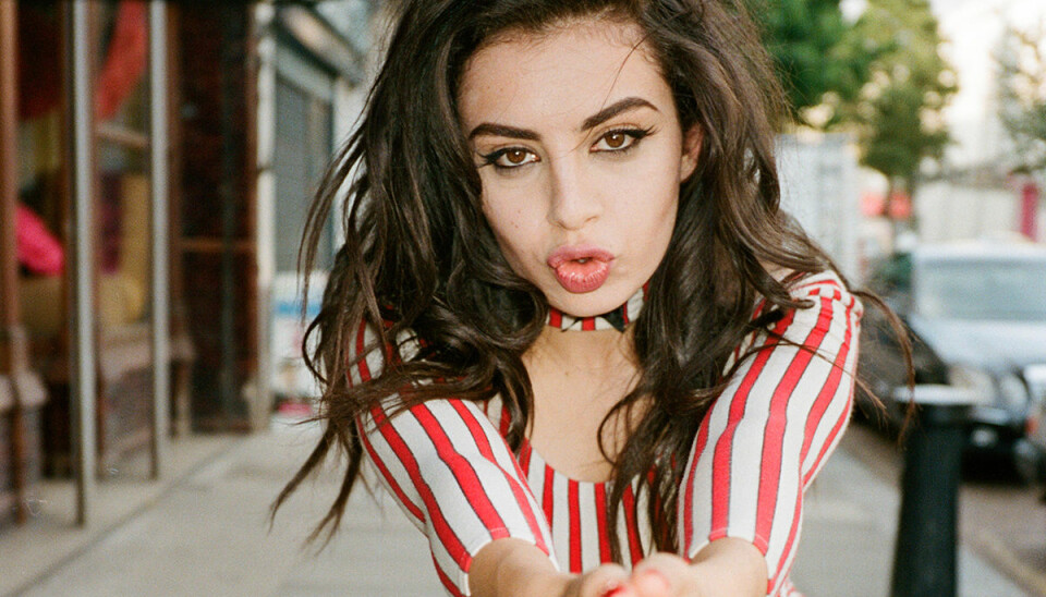 Charli XCX sjunger om fuckboys och ost