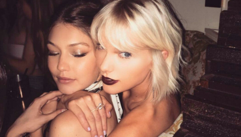 Se Gigi och Taylor rocka loss till ”I don’t wanna live forever”