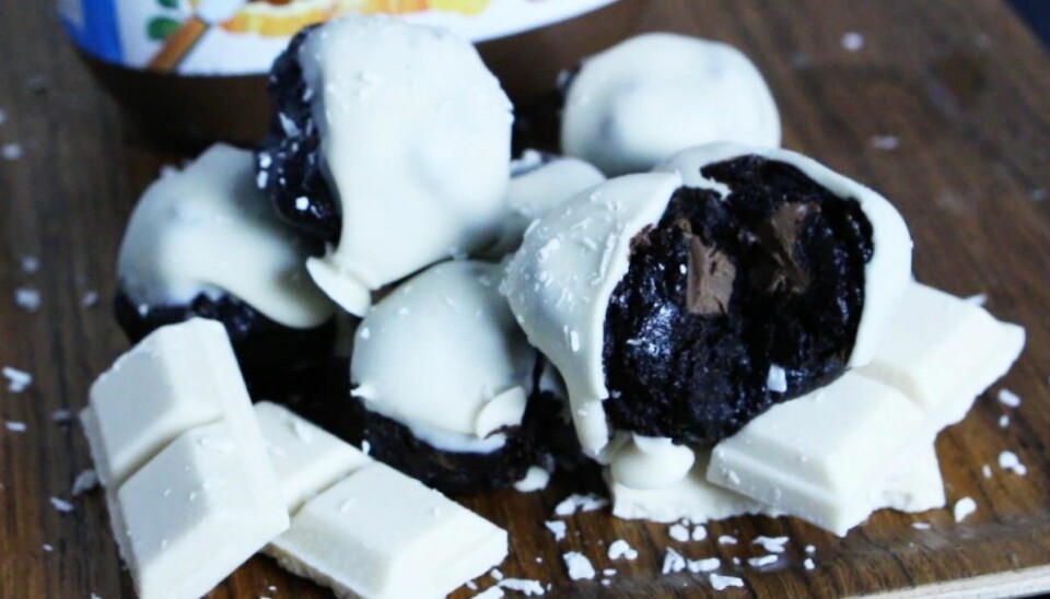 Fira nutelladagen med kladdkakebollar med nutellagömma