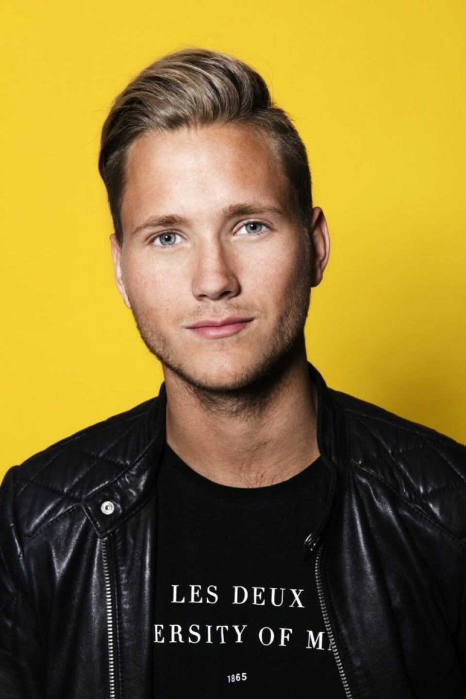 Viktor kände sig ofta annorlunda under sin uppväxt. Viktor kände sig ofta annorlunda under sin uppväxt.