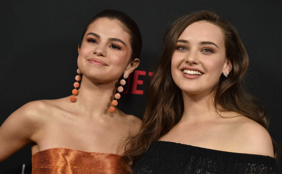 Katherine Langford tillsammans med Selena Gomez, seriens exekutiva producent. Katherine Langford tillsammans med Selena Gomez, seriens exekutiva producent.