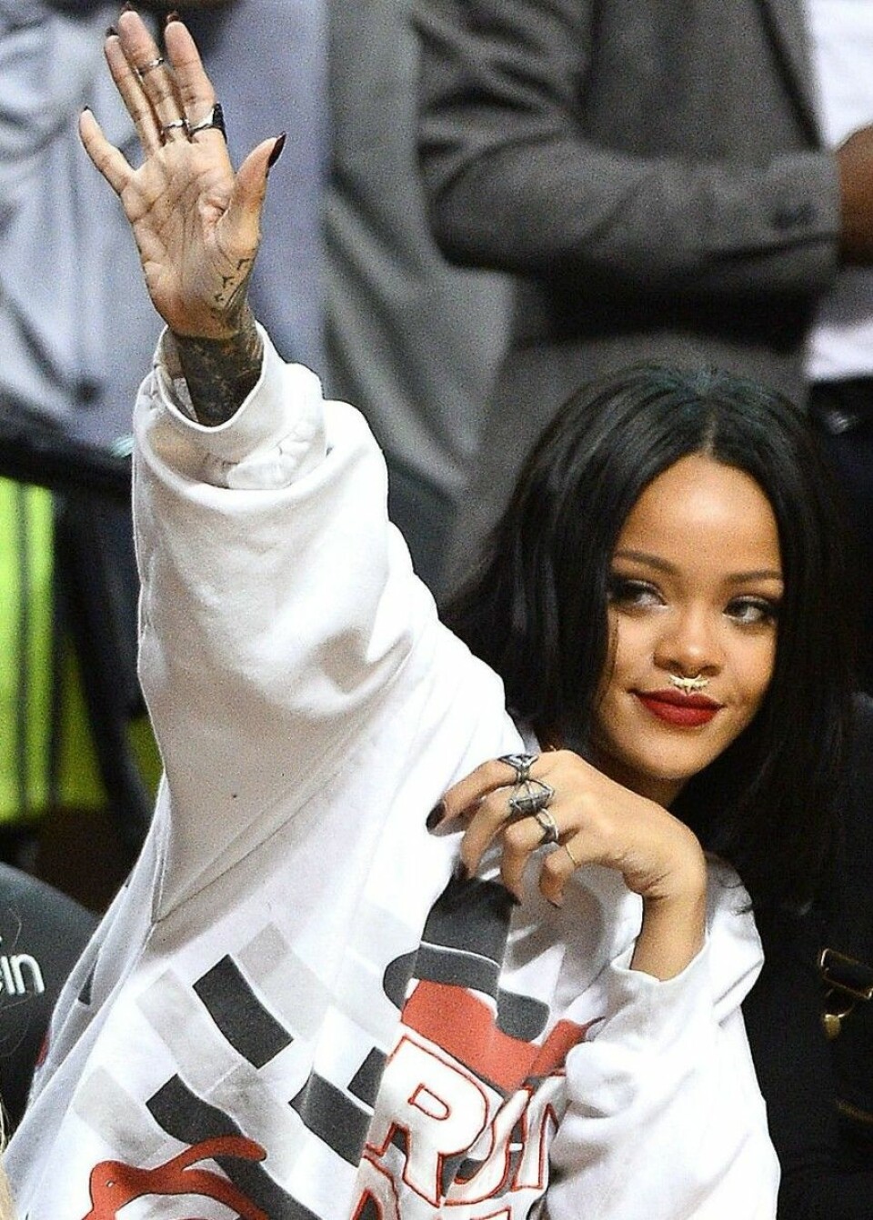 Rihanna rockar sin piercing. Rihanna rockar sin piercing.