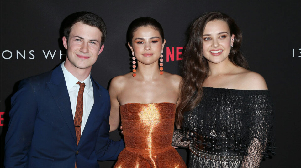 Dylan Minette med Selena Gomez (exekutiv producent) och Katherine Langford som spelar Hannah. Dylan Minette med Selena Gomez (exekutiv producent) och Katherine Langford som spelar Hannah.