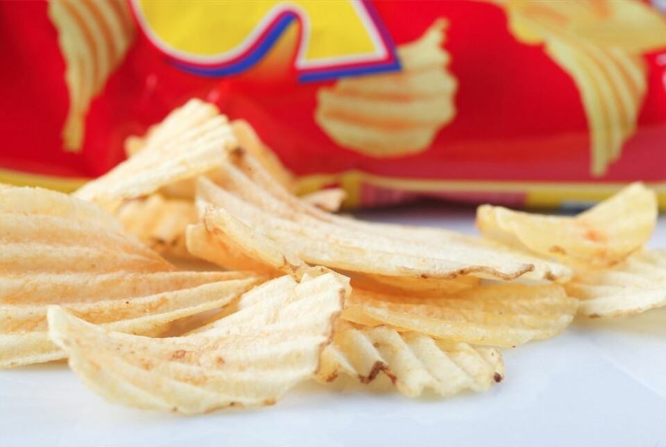 6. Köp minst fem påsar chips, sätt på er ögonbindlar och ha chipsprovning på en brygga en varm kväll.