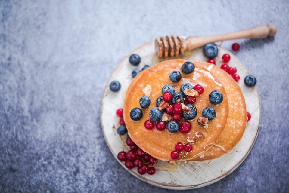 7. Skaffa ett sommarjobb i sista minuten. Kontakta kommunen och ställ dig sedan och sälj pannkakor, bullar eller blommor i mängder.