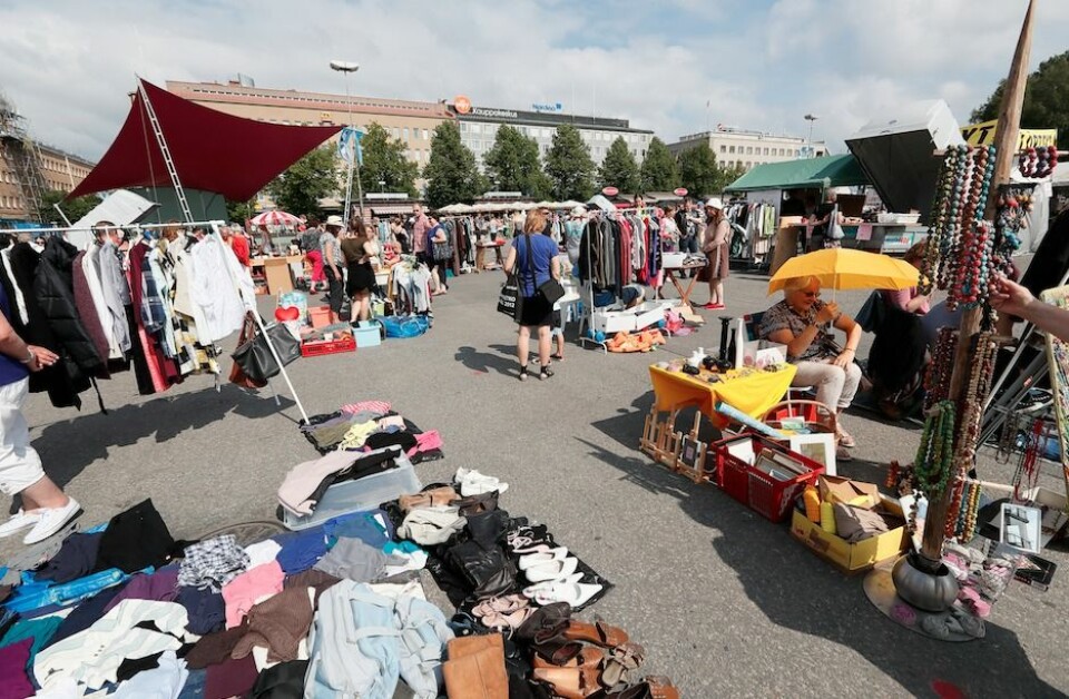 29. Anordna en loppis! Rota i familjens förråd och frågar grannar vad de vill skänka. Sälj sedan allt och få en skön peng i sommarkassan.