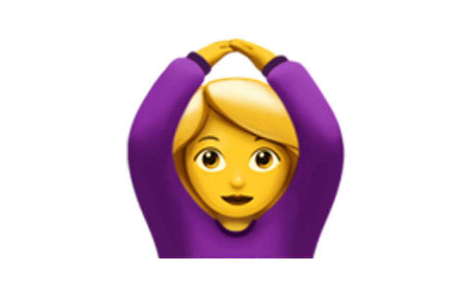 Den här emojin använder vi oftast när vi gjort något dumt men den betyder egentligen att vi godkänner något. Gesten betyder alltså OK. OK