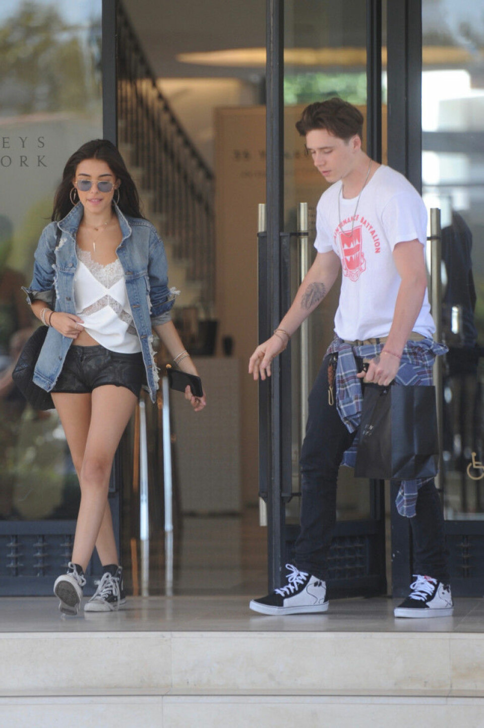 Madison Beer och Brooklyn Beckham sågs ute tillsammans i Los Angeles. Madison Beer och Brooklyn Beckham sågs ute tillsammans i Los Angeles.