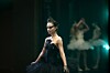 Black swan (2010) Dansaren Nina Sayers gör allt för sin roll i uppsättningen av balettföreställningen Svansjön. Så pass mycket att hon förlorar sig själv på vägen.