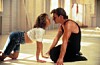 Dirty dancing (1987) Den klassiska filmen om Baby och Johnny som tr&auml;ffas p&aring; ett pensionat n&auml;r hon &auml;r d&auml;r med sina f&ouml;r&auml;ldrar och han jobbar som dansl&auml;rare. F&ouml;rbjudna k&auml;nslor utvecklas och g&aring;r inte att undvika samtidigt som de b&aring;da l&auml;r sig mycket om sig sj&auml;lva.