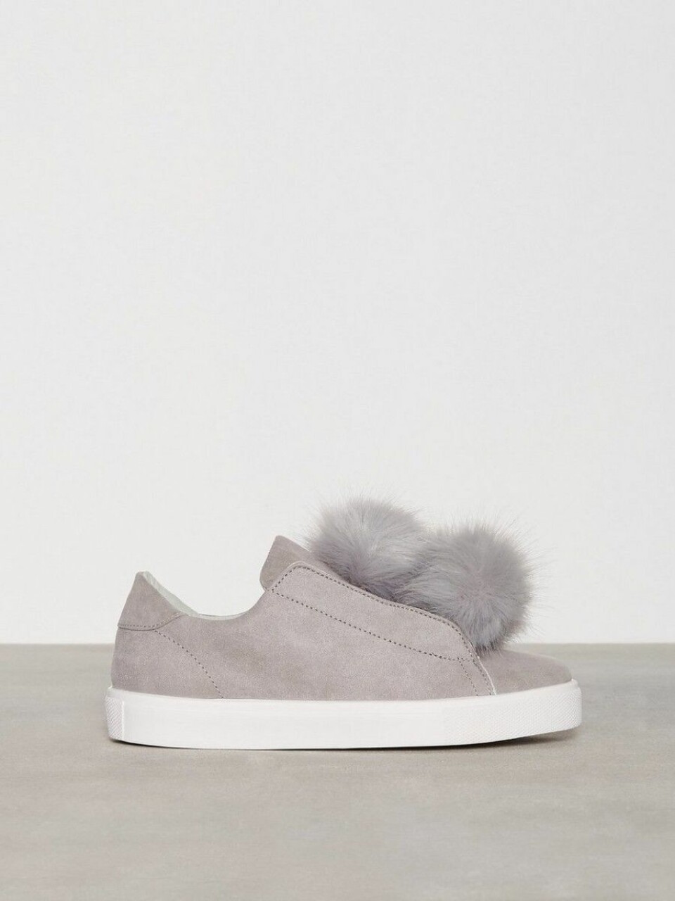 Här shoppar du trendskon med pälsbollar