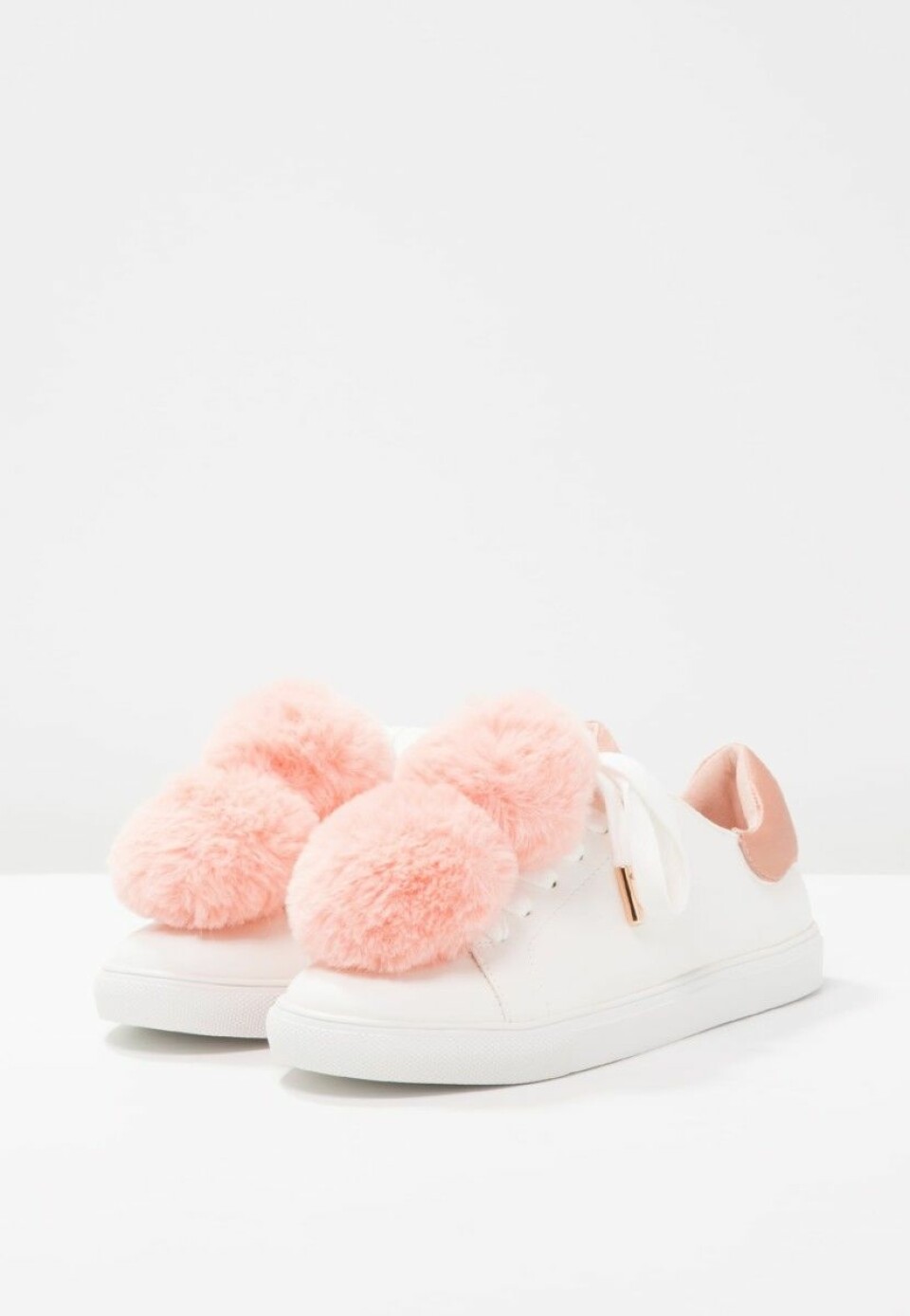 Här shoppar du trendskon med pälsbollar