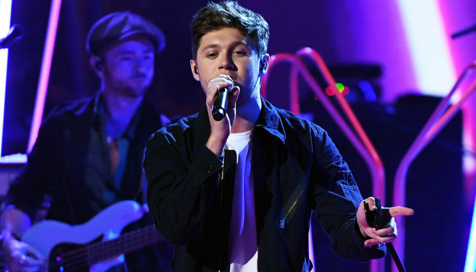 Här sjunger Niall Horan en One Direction-låt under första stoppet av turnén