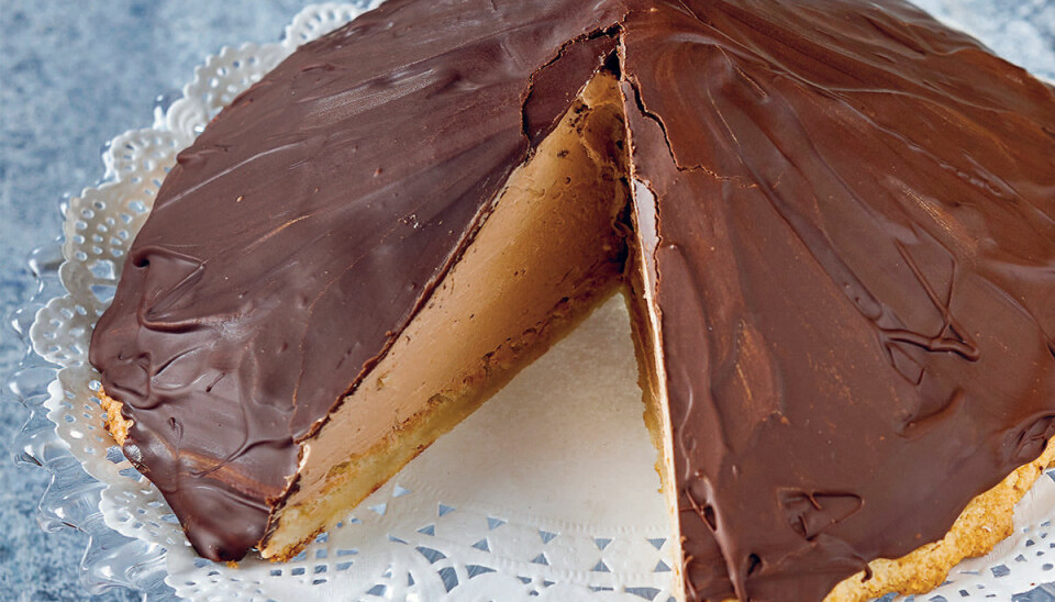 Recept: Biskvitårta med mörk choklad