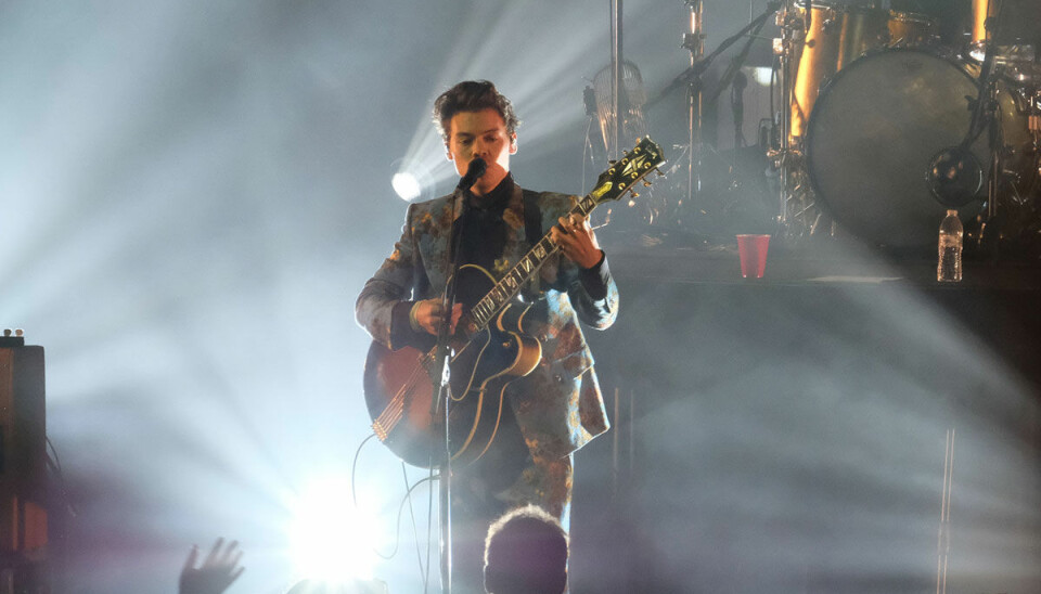 Här uppträder Harry Styles med One direction-låtar solo