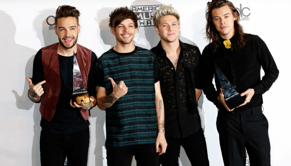 Här stöttas Harry Styles och Niall Horan av One Direction-medlemmarna