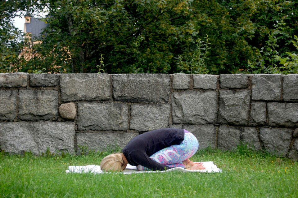 Sju enkla yogapositioner som minskar mensvärken