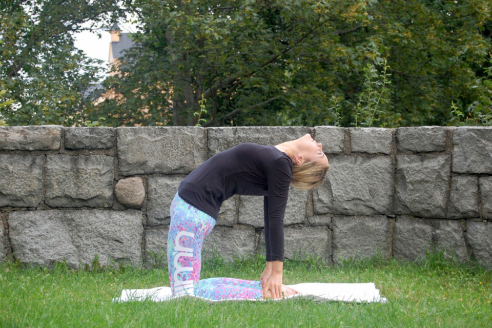 Sju enkla yogapositioner som minskar mensvärken